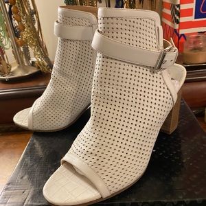 Women’s peep toe sandals